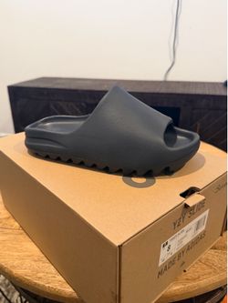 Yeezy Slides size 8