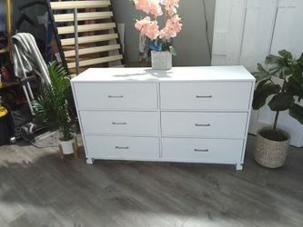 White 6 drawer dresser w/ mirror & flowers
