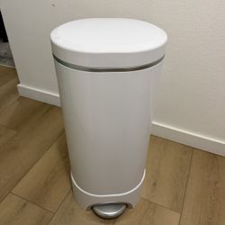 Munchkin Step infant diaper pail