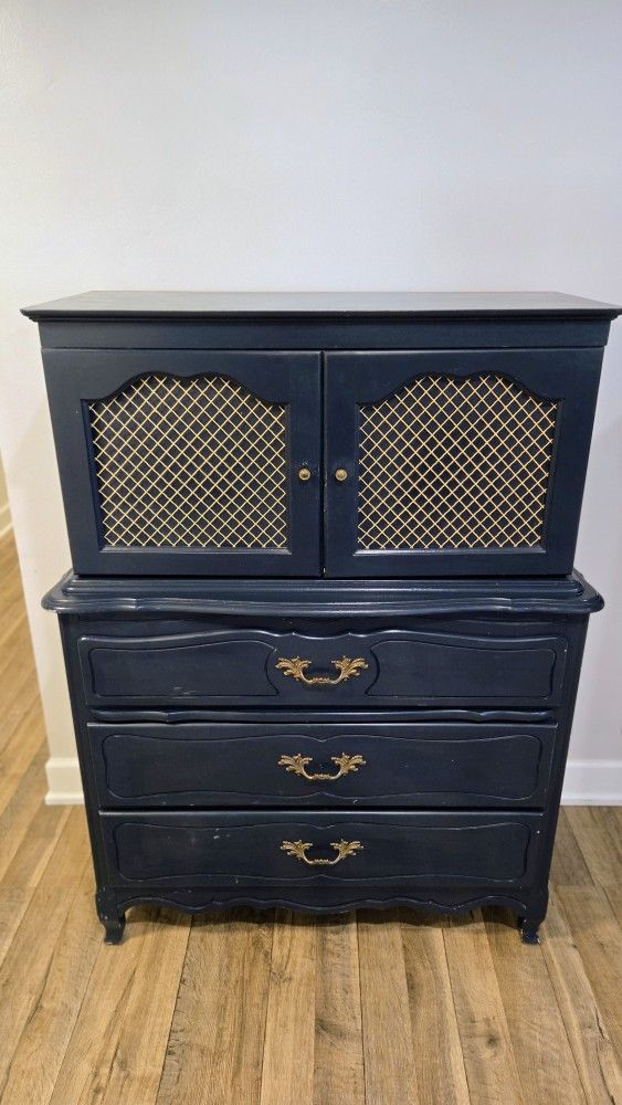 Antique French Provincial style chest of drawers / dresser Antique French Provincial style chest of drawers / dresser