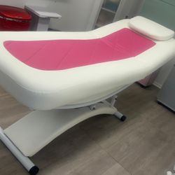 Facial Bed -Luxury Spa -Electric .  Excellent!