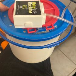 bait bucket with built in aerator