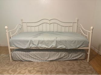 Day bed with trundle