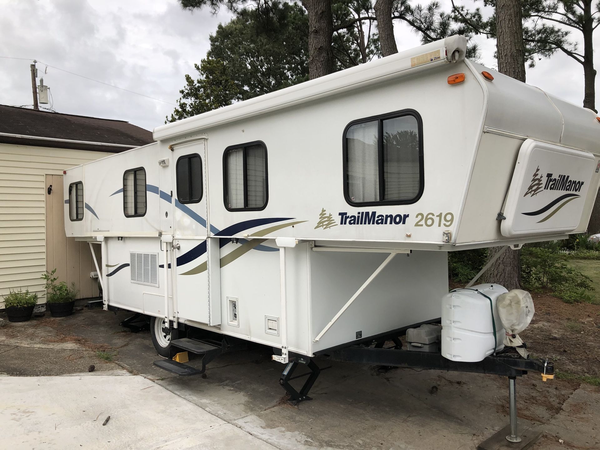 Trailmanor 2619 hard side pop up camper for Sale in Virginia Beach, VA