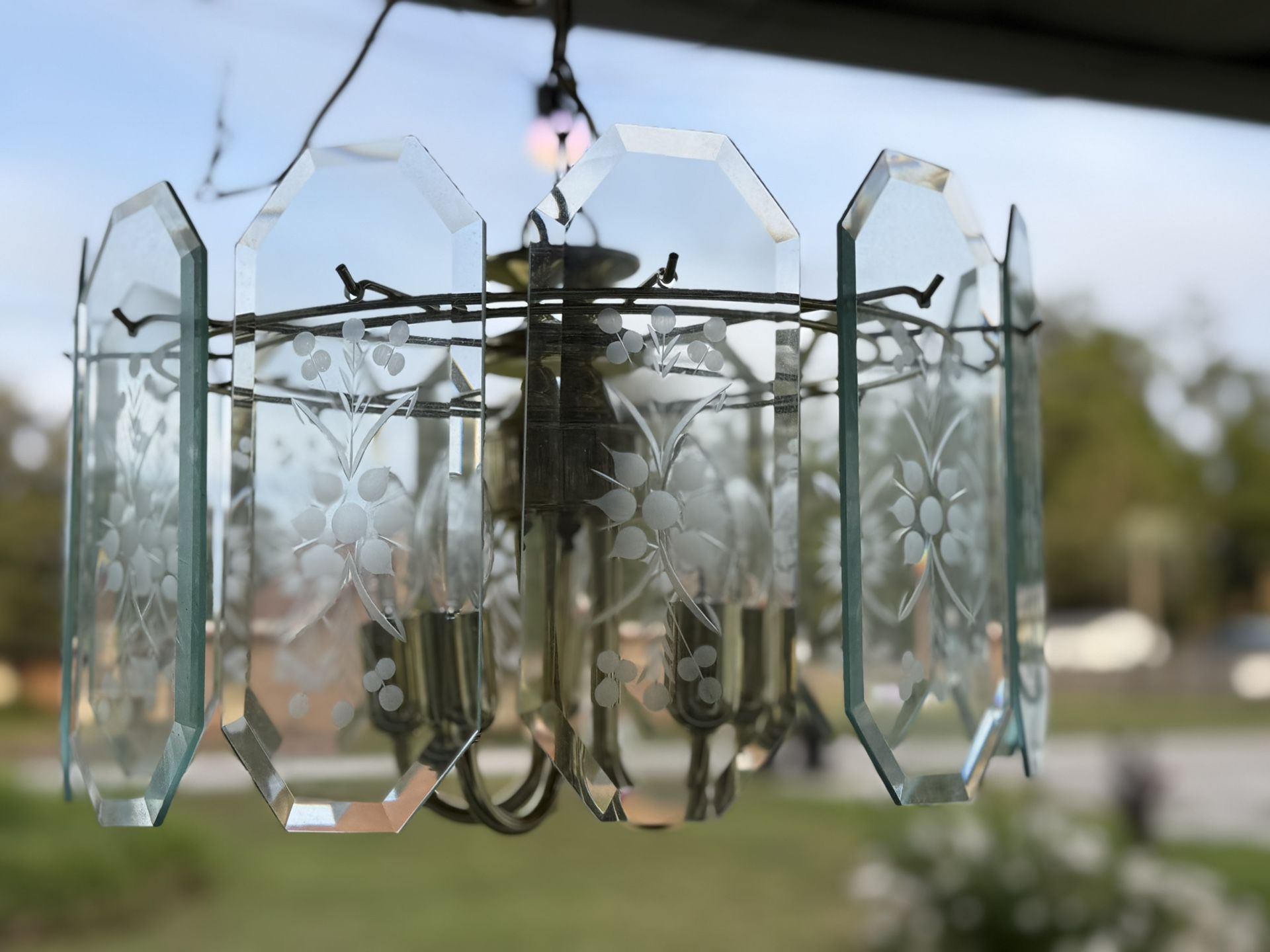 💡 Vintage Brass & Etched Glass Chandelier – Stunning Floral Detail – $60