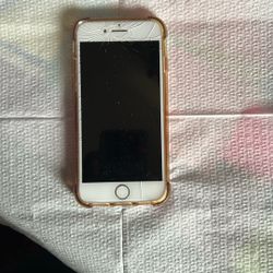 Iphone 7. 32GB Unlocked Slight  Damage But Still Works 
