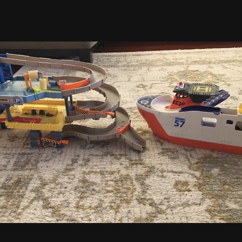 Marchbox Hot Wheels 4 Lever Garage And Boat