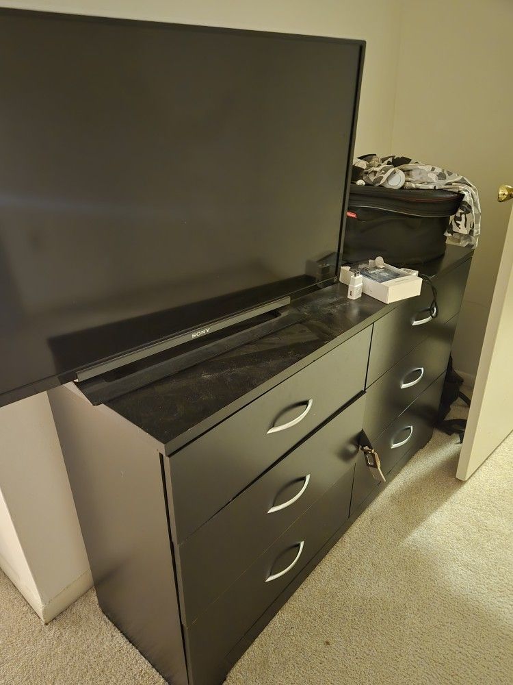Sony Flat Screen TV w/o Remote + Black 6-Drawer Dresser