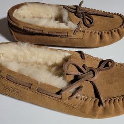 Genuine UGGS Size 13 Youth $20. Price Is Firm. Pick Up In Aurora. 