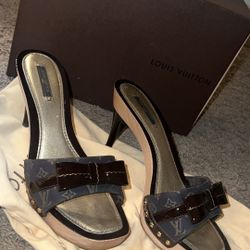 AUTHENTIC Louis Vuitton Leather sandals 37 1/2 EU Worn Twice Brown,