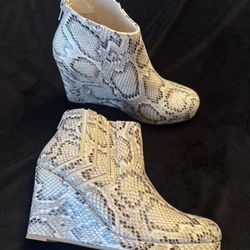 New Women’s Sugar Brand Animal Print Faux Leather Wedge Heel Size 6 Booties 