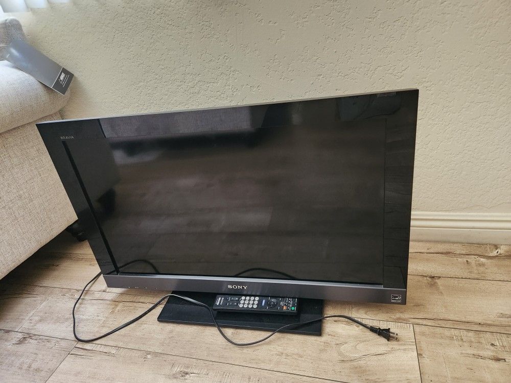 Sony TV, 32 Inches, Works Perfectly Not A Smart TV