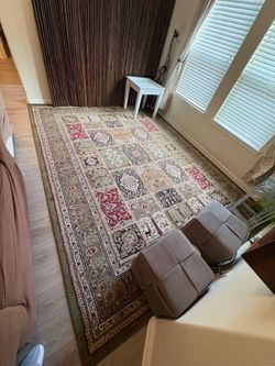 Large Traditional Area Rug – Excellent Condition