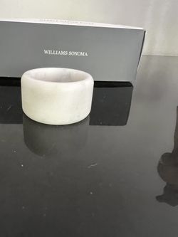 William Sonoma White Marble Round Napkin Rings Set Of 4. 