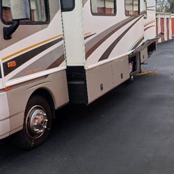 32 Ft Fleetwood Bounder