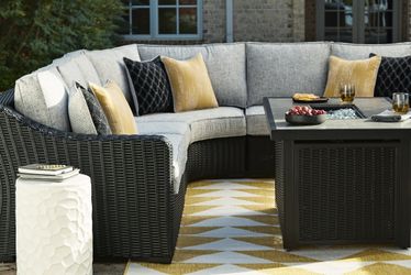Beachcroft Black/Light Gray 3-Piece Outdoor Sectional