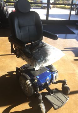Quantum Edge Powerchair- goes up and down