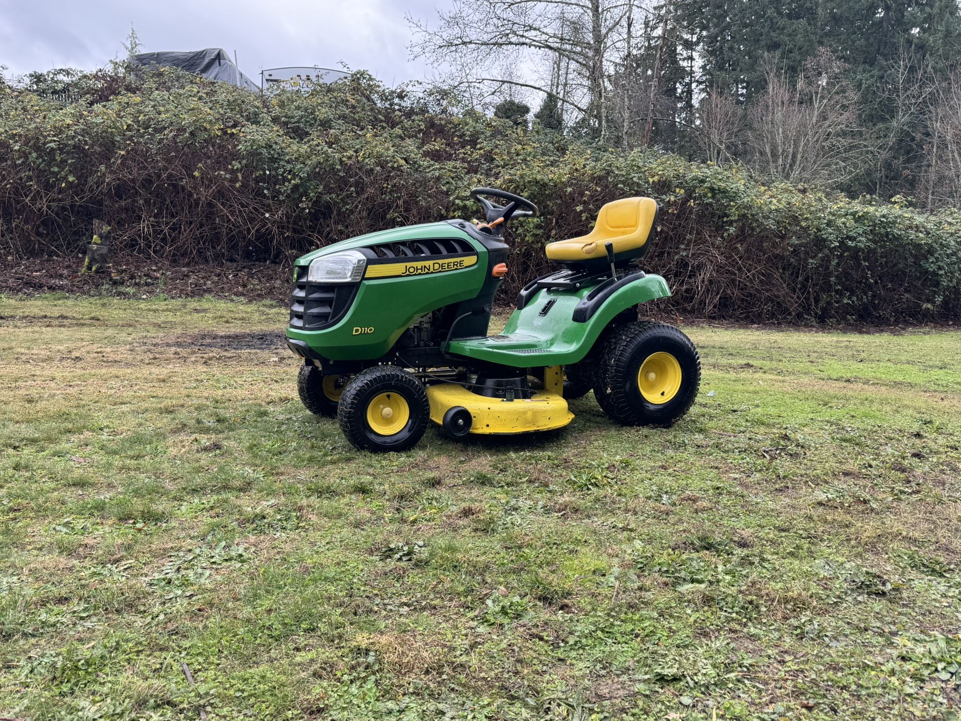 JOHN DEERE 42" D110 RIDING LAWN MOWER,