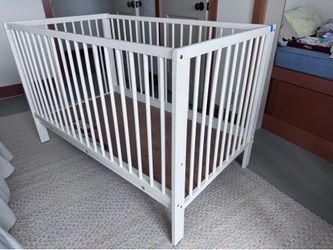 Free white baby crib on Bainbridge Island