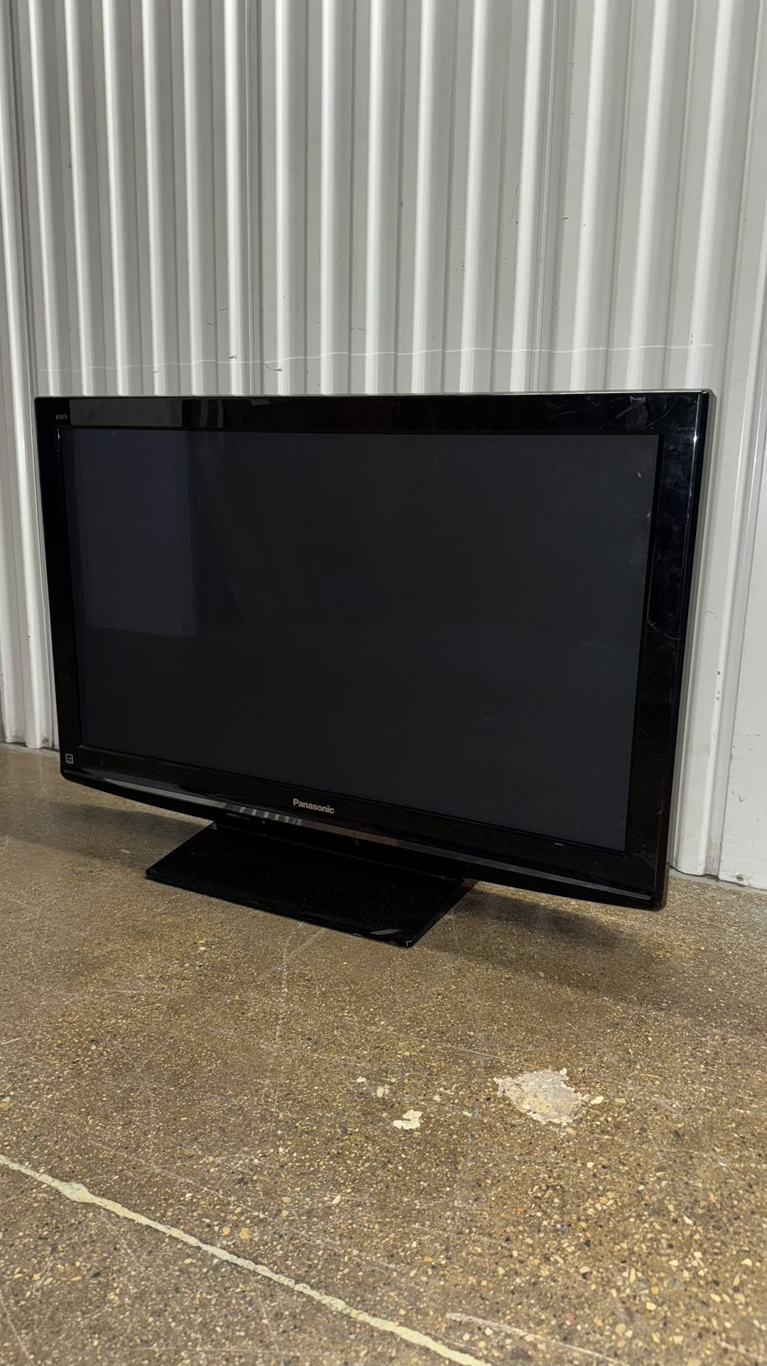 y2k panasonic television, 36” screen, model TC-P42S1