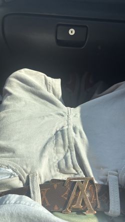 I’m selling my luion vuilton belt