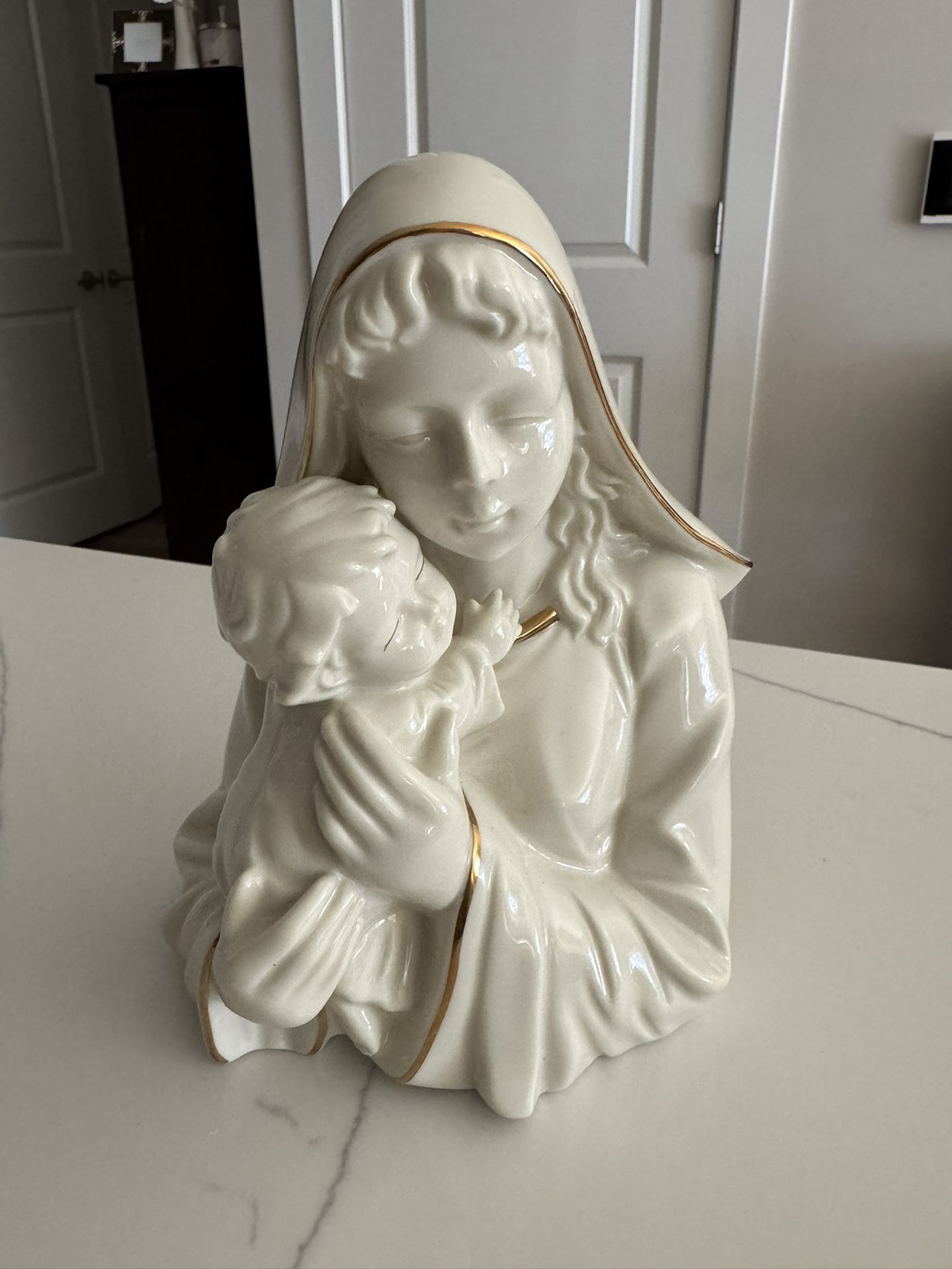 Mikasa Fine Porcelain Figurine of Mary and Baby Jesus in Ivory and Gold 14k