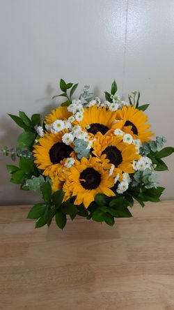 Small sunflowers bouquet