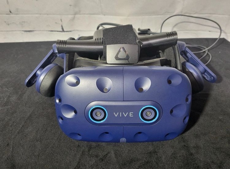 HTC Vive Pro VR Bundle Wireless & Wired, Base Stations, Controllers, Extras