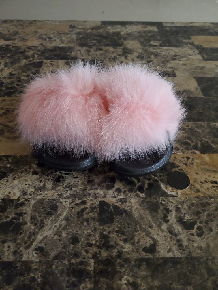 New Never Worn Pink Fluffy Slides 🎀