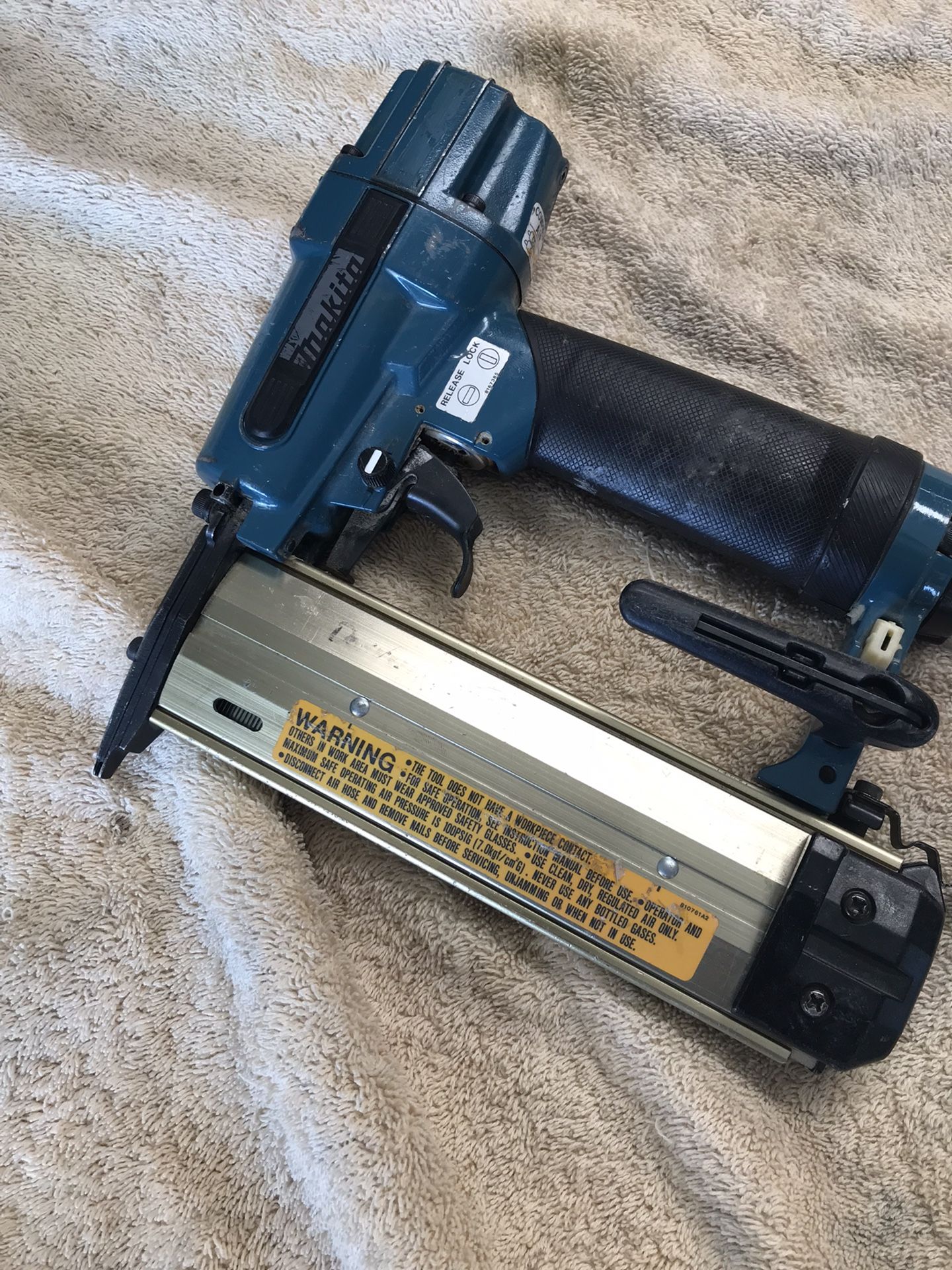 Makita 2” Pin Nailer ( NOT WORKING HAS AIR LEAK ) for Sale in Hemet, CA