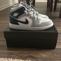 Air Jordan 1 Mid (GS) Size 4.5y