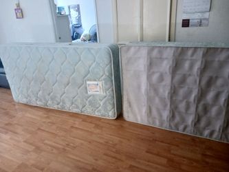 Twin Sealy posture pedic mattres,+ box spring
