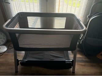 Dorel Juvenile Bassinet | Excellent Condition | Mattress Included
