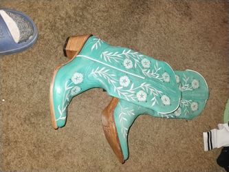 Size 81/2Teal Ariat boots