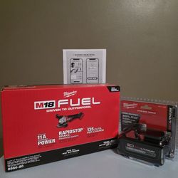 M18 FUEL 4 1/2 Grinder Paddle Tool + M18 18V Lithium Ion Battery