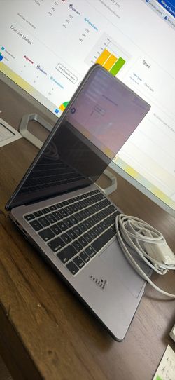 MacBook Air 2018/2019 Like New with charger and Protector