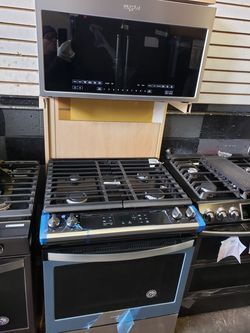 whirlpool 3 peace set fridge microwave and stove new open box warranty.1 year