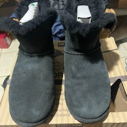 Kirkland Signature Ladies' Shearling Boot Size 6