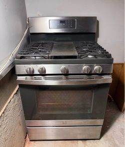 GE Gas range/ kitchen