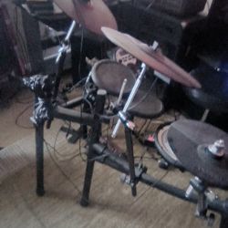 Roland Electronic Drum Set With Speakers That Come With It