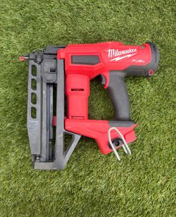 Milwaukee M18 FUEL 18-Volt Lithium-lon Brushless Cordless Gen Il 16-Gauge Straight Finish Nailer