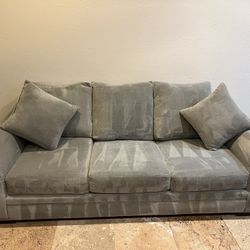 Couch In New Condition 