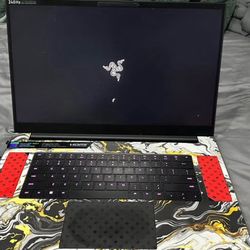 Razer Blade 17 (2022 Model) + extra 512GB m.2