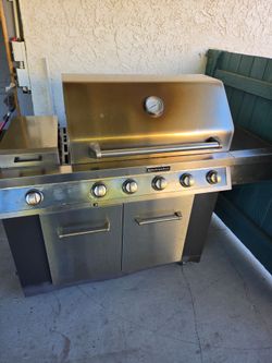 BBQ GIRL BY KitchenAid 6 burners heavy-duty stanlles Steel Super Clean in excellent condition