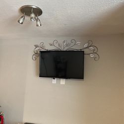 32” TV/DVD Player w/remote and Wall Mount