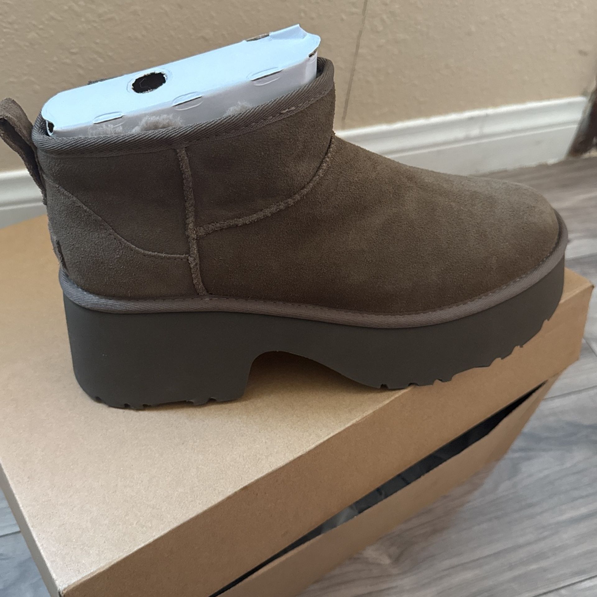 UGG