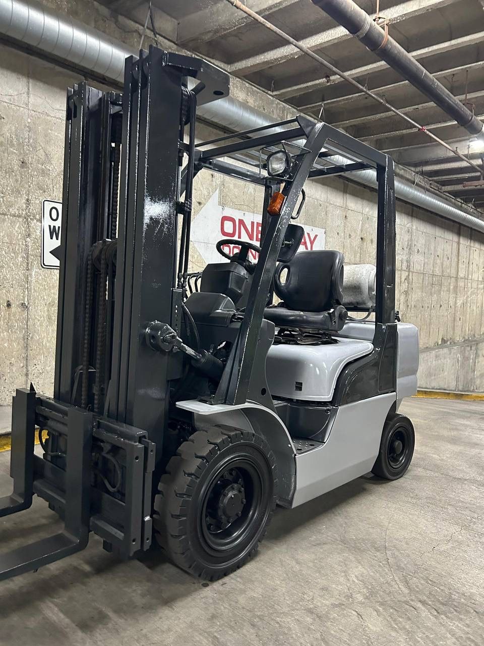 2018 NISSAN forklift HUGE Pneumatic Tires  