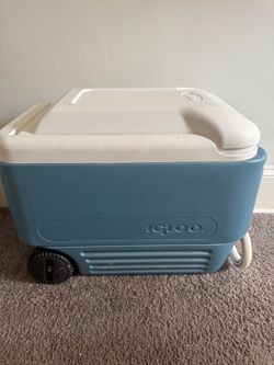 Igloo Wheeled Cooler with Handle