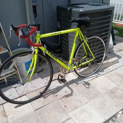 Bisicleta De Carreratrekaluminium14 Velocidades No Tiene Aire Las Gomas  La Vendo Asi  $100