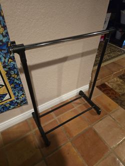 Adjustable garment rack